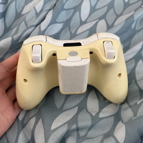 Xbox360 controller SOLD AS IS - Picture 2 of 7